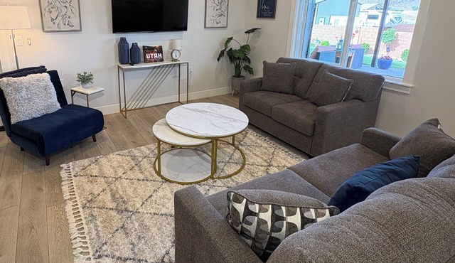 NEW Modern basement casita with majestic views just 24mi to Zion National park