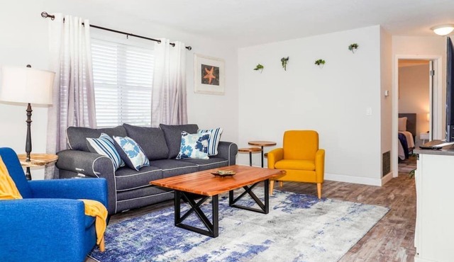 New Modern Chic Suite Walkable Steps to Beach