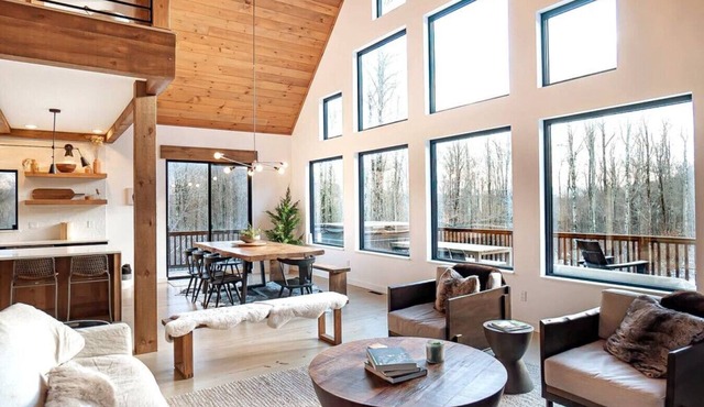 NEW Modern Cabin | 8 Mins From Skiing | Hot Tub