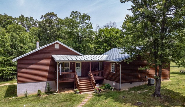 NEW Modern Cabin in Luray: Firepit, Allows Dogs, NEW Hot Tub, 5 acres, Game Room