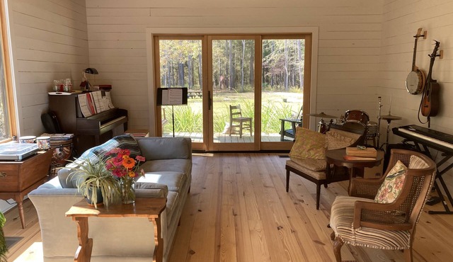 New Modern Cabin in peaceful setting with porches