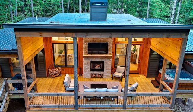 NEW Modern Cabin! n2 King suites, hot tub, fire-pit and 2 fireplaces!
