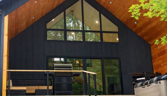 New Modern Cabin with Private Hot Tub close to all Hocking Hills attractions