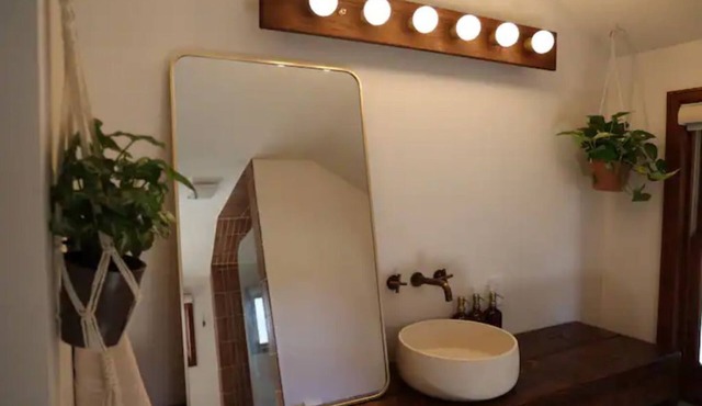 * New * Modern Chic Studio/soaking tub/bike path