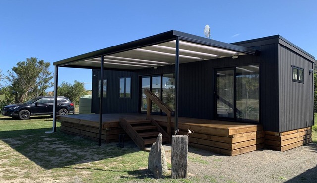 New modern compact home, warm & cosy, Blue Bay beach bach!