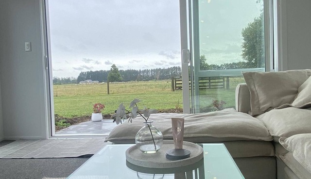 New, modern, compfortable heaps of parking! Close to food, motorway & Gordonton