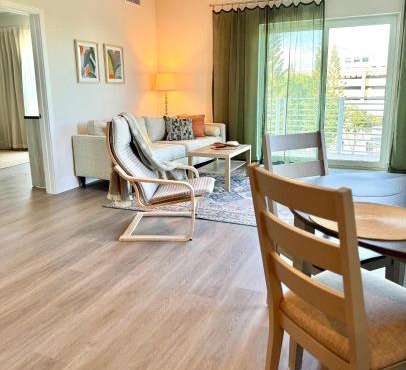 NEW Modern Condo FREE Parking & High Speed Wifi