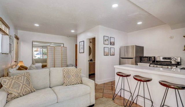 New Modern Condo in The Hills! Sleeps 2-4 - Only 5 min to Little Italy