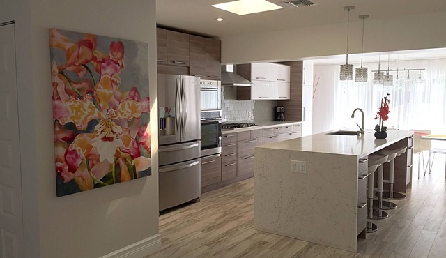 New Modern Coral Villa ! Private Heated Pool !n1 Mile To Beach! BBQ !