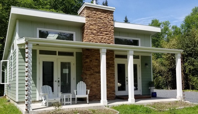 New modern cottage on quiet 5acres 45min N of Seattle