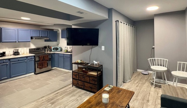 New Modern Cozy Independent Apartment. 7 min to DC or Pentagon. Work or vacation