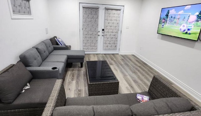 New Modern cozy room in Innisfil