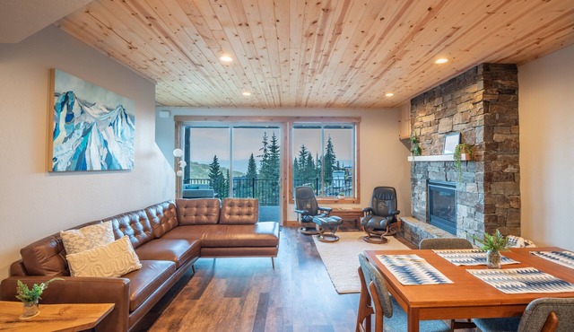 New, Modern Design, Hot Tub & VIEWS!