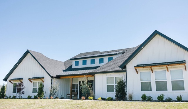 NEW Modern Farmhouse: pool and guest house - 6.9 miles University of Arkansas!