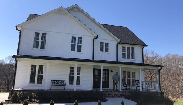 New Modern Farmhouse with Beds and Bathrooms for Everyone!