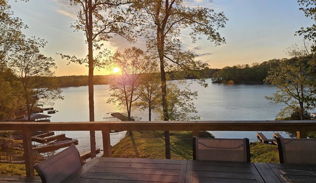 New! Modern! Fire Pit! Paddle Boards! 5 Bedrooms! On the water! Boat Dock!