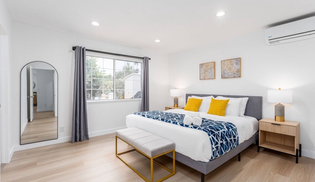 NEW- Modern Guesthouse with King Bed and Kitchen