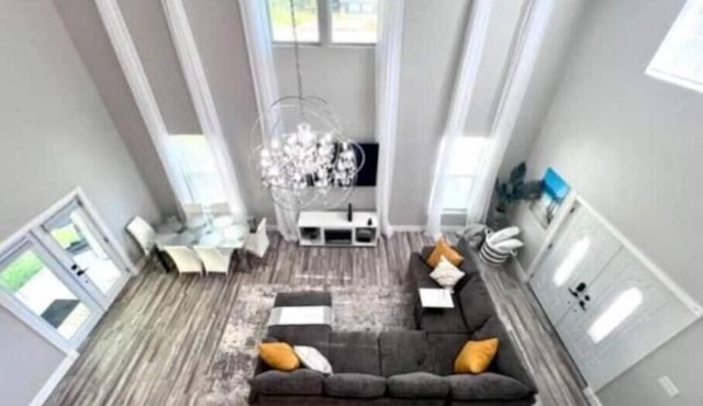 New modern home 10 mins from Downtown 7 mins airport!