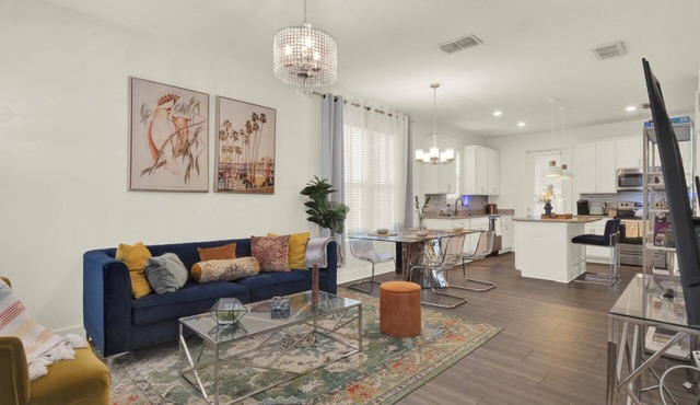 New! Modern Home - 4 Beds 2.5 Baths - 5 minutes from Downtown