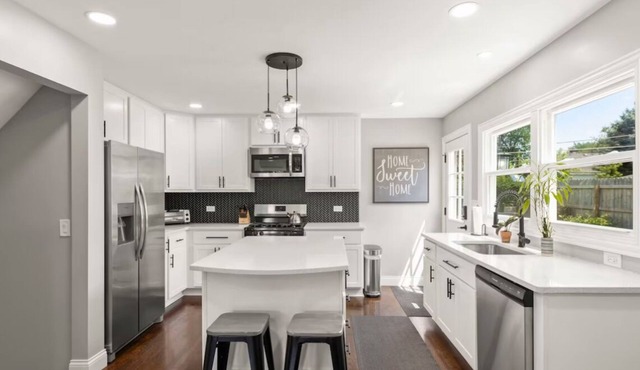 NEW MODERN HOME CLOSE TO EVERYTHING!