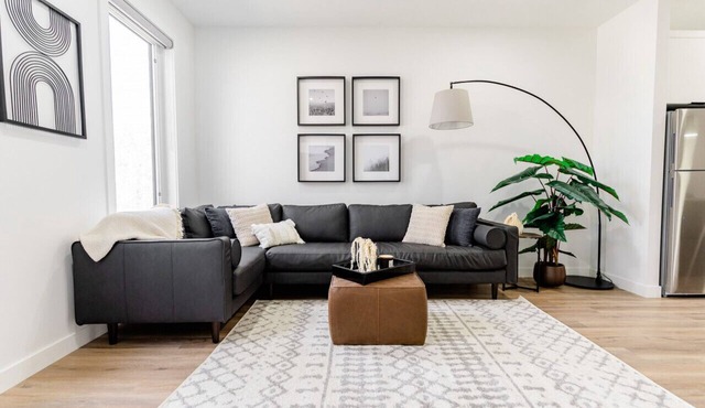 *New & Modern Home | Free Parking | 5 mins Downtown*