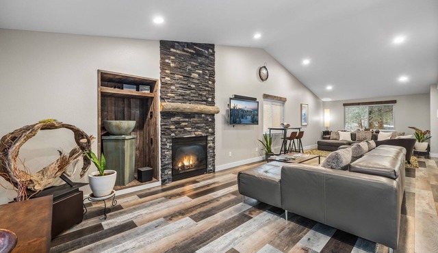 New! Modern Home ~ Hot Tub ~ Close to Old Mill & Trails!
