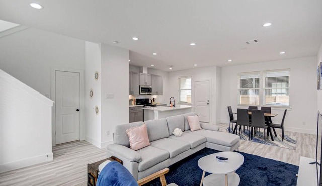 New Modern Home in Oak Forest