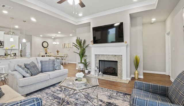 New Modern Home, Lakefront, Park & Pool, spacious 4br/3ba very safe place