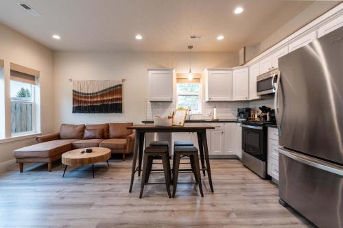 New modern home - movie and game room - Family Friendly