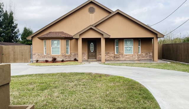 New Modern House near Hospital , shopping centers with backyard and Resaca view.