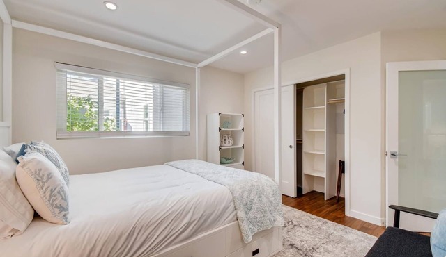 NEW Modern Island Getaway, sleeps 6, Dog Friendly!
