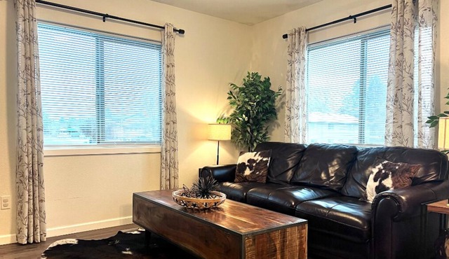 NEW, modern, King Bed, wifi, FREE Parking, Trails