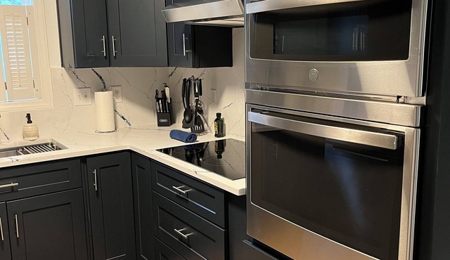 New modern kitchen in great location to RDU and RTP