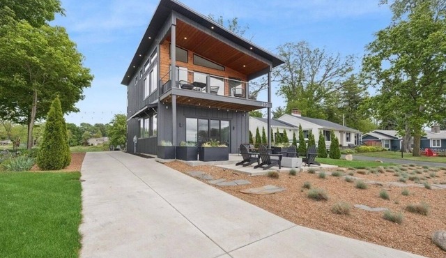 New! Modern lakeside retreat-hot tub-trails-kayak