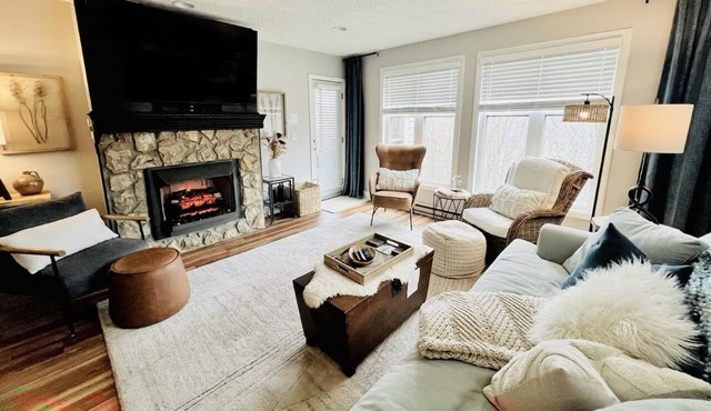 New! Modern Lux Retreat w/2 King Suites/Mtn Views!