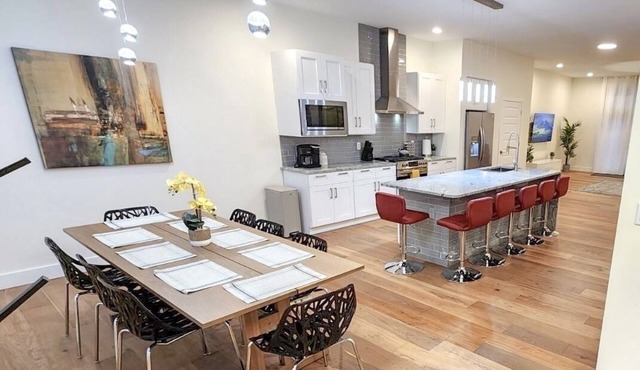 NEW Modern & Luxe 5BDR House. Sleep 14. Downtown 5min away