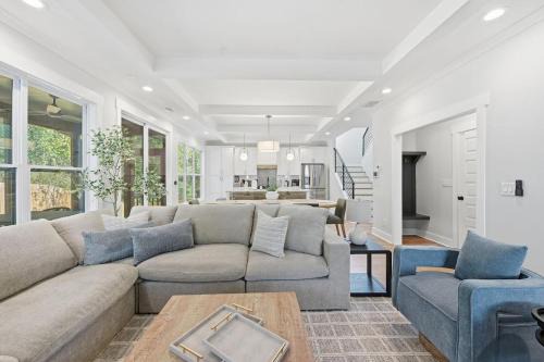 New Modern Luxurious Woodland Retreat home