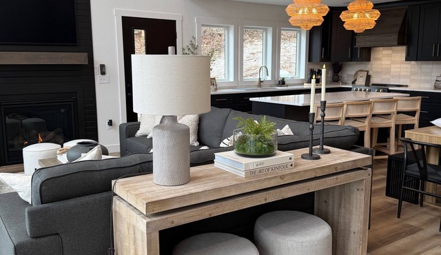 NEW Modern luxury 4-bedroom Aframe with WiFi and HOT TUB in Howard