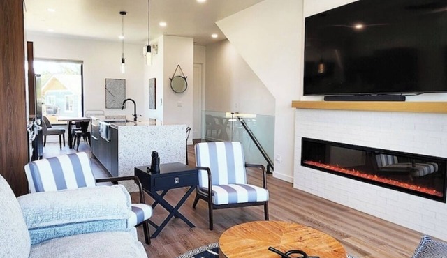 New Modern Luxury 4BR/3.5BA Townhouse! Short walk to Beach