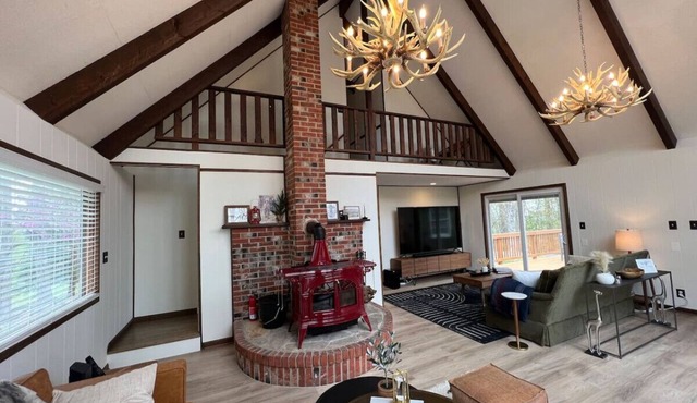 New - Modern Mountain Retreat w/Hot tub and view!