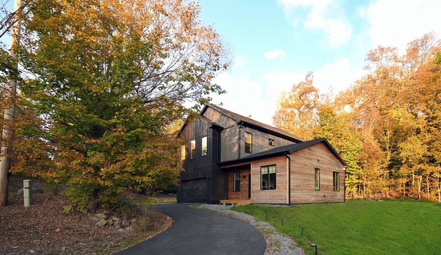 NEW Modern Mountain View Chalet in Windham