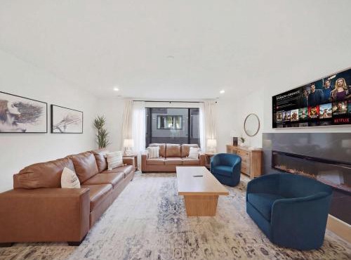 NEW Modern Nashville Escape with Rooftop Hot Tub