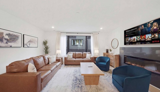 NEW Modern Nashville Escape with Rooftop Hot Tub