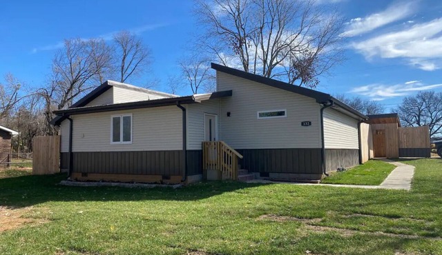 New modern ranch close to base