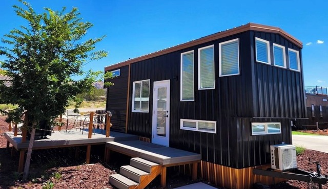 New modern & relaxing Tiny House w/deck near ZION