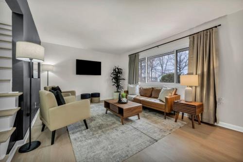 NEW! Modern Retreat Near CLE-Game Room-Renovated