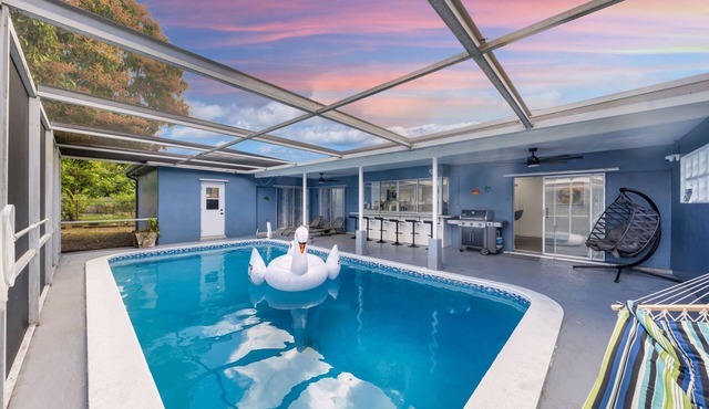 New Modern Retreat with King Bed/Heated Pool/Grill/only 8 miles to Beach!