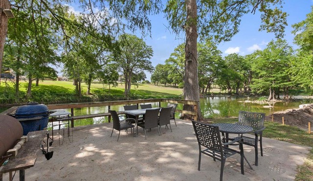 NEW! Modern Riverfront Apt 5blks to Schlitterbahn!