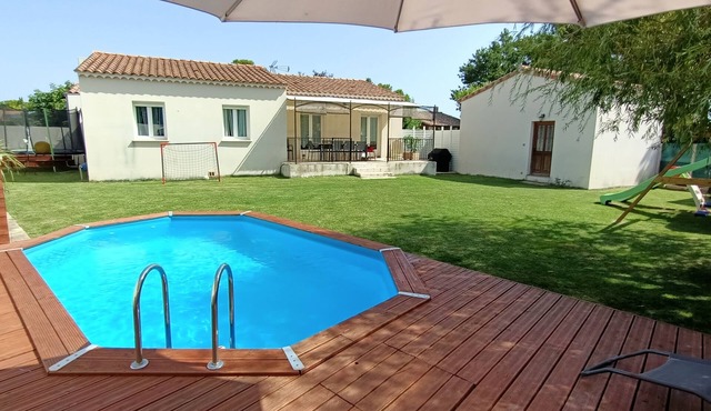 New modern single-storey air-conditioned villa with swimming pool and playground