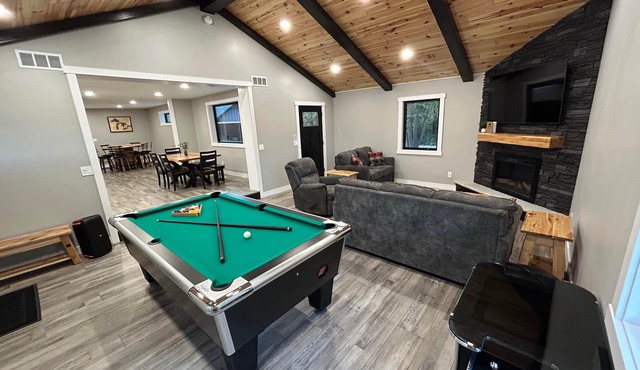 NEW Modern SKI & GOLF Escape Near Arcadia Bluffs, Crystal Mtn & Sleeping Bear!